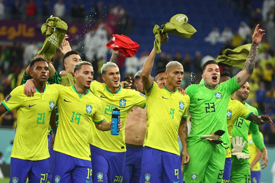 Jogadores da Seleção Brasileira usando o uniforme amarelo do time e comemorando a vitória em cima da Suíça nesta segunda pela Copa do Mundo