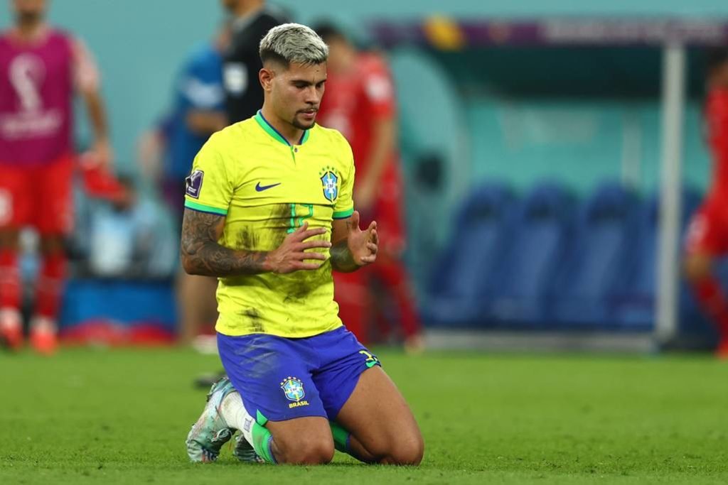 Foto do jogador Bruno Guimarães ajoelhado dentro de campo enquanto reza após o fim da partida do Brasil contra a Suíça nesta segunda-feira pela Copa do Mundo