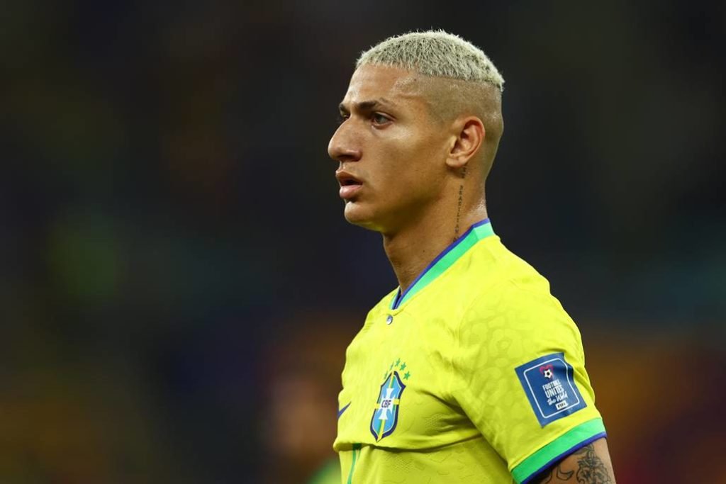 Foto do jogador Richarlison de perfil durante partida do Brasil contra a Suíça nesta segunda-feira pela Copa do Mundo