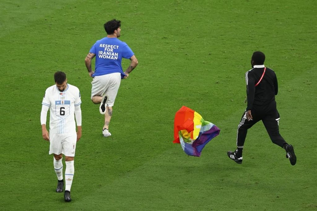 Copa do Mundo: torcedor invade jogo de Portugal x Uruguai com bandeira  LGBTQIAP+