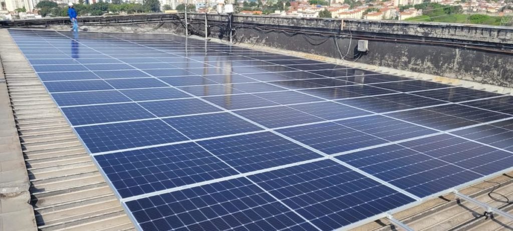 A unidade tem uma usina fotovoltaica para produzir energia solar e manter o complexo de cinco salas de exibição de filmes
