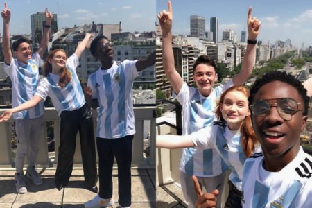 Atores de Stranger Things, Sadie Sink, Noah Schnapp e Caleb McLaughlin posam com a camisa da Argentina - Metrópoles