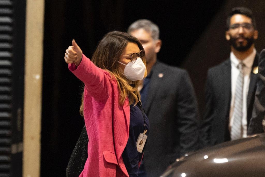 Imagem colorida mostra futura primeira-dama Janja acenando - Metrópoles