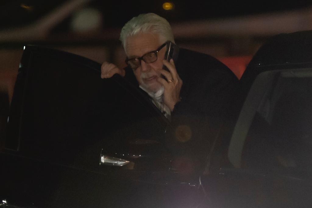 Imagem colorida mostra senador Jaques Wagner (PT) falando ao telefone - Metrópoles
