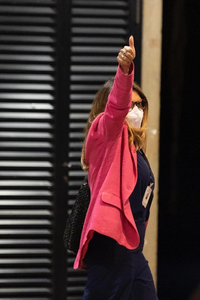 Imagem colorida mostra futura primeira-dama Janja acenando - Metrópoles