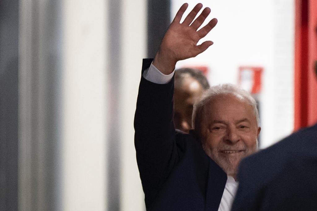 Imagem colorida mostra Lula (PT) acenando - Metrópoles