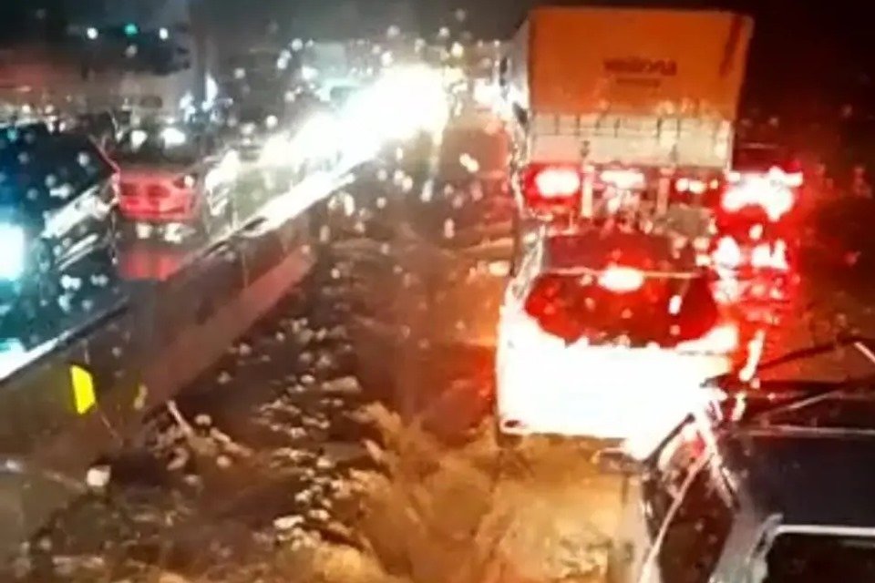 Imagem colorida mostra deslizamento em região entre o Paraná e Santa Catarina - Metrópoles