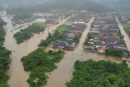 Imagem colorida mostra alagamento por causa de fortes chuvas em Joinville. Caso está entre desastres naturais de 2022 no Brasil- Metrópoles
