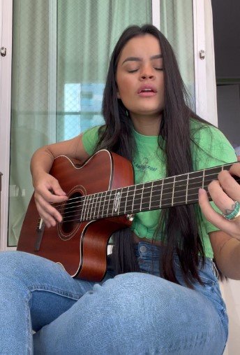 Danieze Santiago lança novo EP completamente escrito pela cantora