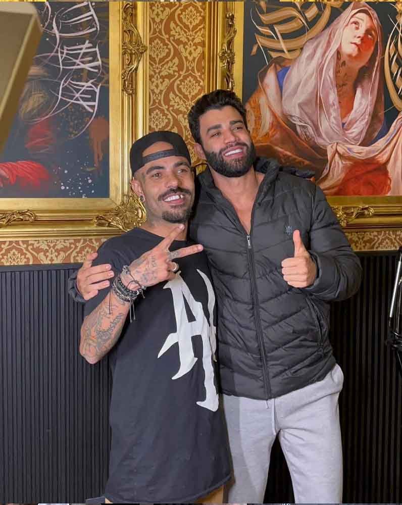 Foto colorida de Gusttavo Lima e tatuador