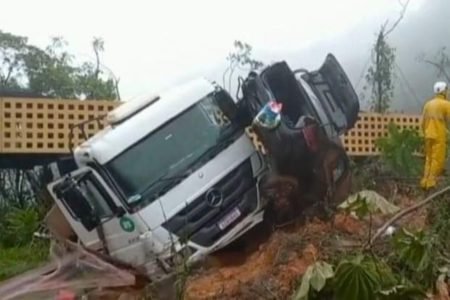 Fortes chuvas causam destruição em rodovias do país