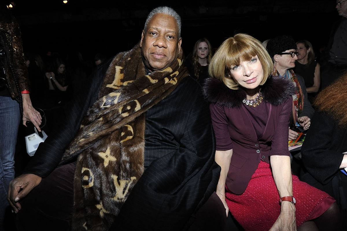 Os jornalistas de moda André Leon Talley e Anna Wintour assistindo desfile na Semana de Moda de Nova York em 2011. Os dois já são de meia idade, mas ele é negro, com cabelo curto branco, e ela é branca com cabelo liso loiro. - Metrópoles