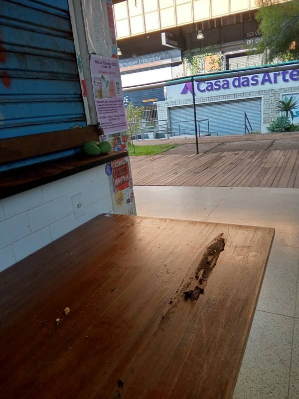 Cafeteria Objeto Encontrado amanhece vandalizada na Asa Norte. Na imagem, uma mesa na marquize do estabelecimento aparece suja de fezes - Metrópoles