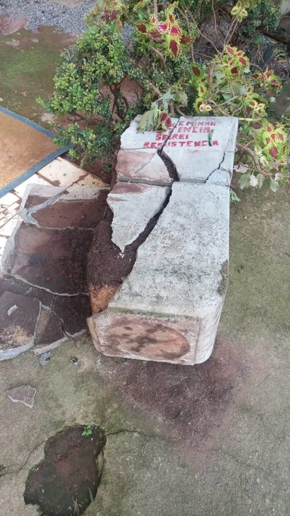 Cafeteria Objeto Encontrado amanhece vandalizada na Asa Norte. Na imagem, um torniquete de pedra enfeitado com palavras de ordem aparece quebrado e jogado no chão - Metrópoles