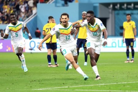 Ismaila Sarr, do Senegal, comemora com seus companheiros de equipe depois de marcar o primeiro gol de seu time de pênalti durante a partida do Grupo A da Copa do Mundo do Catar entre Equador e Senegal no Khalifa International Stadium em Doha, Catar - Metrópoles
