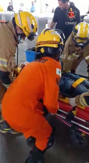 Bombeiros militares levam passageiro de metrô ferido em maca