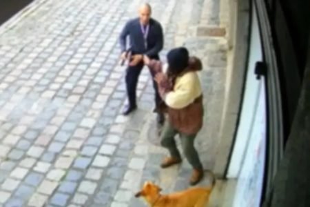 Segurança particular de pele branca agride artista de pele negra no meio da rua em Curitiba - Metrópoles