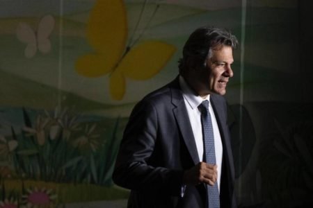 Ex-ministro Fernando Haddad fala com à imprensa no CCBB diante de painel colorido antes de participar de reunião. Ele faz parte da equipe de transicao do governo eleito - Metrópoles