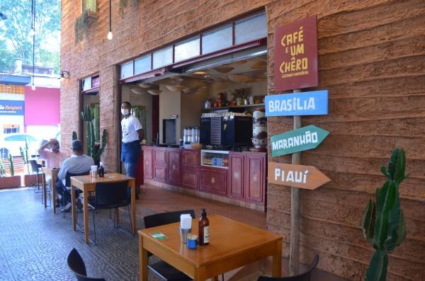 Fotografia colorida com a fachada do Café é um Chêro, cafeteria com visual nordestino-Metrópoles