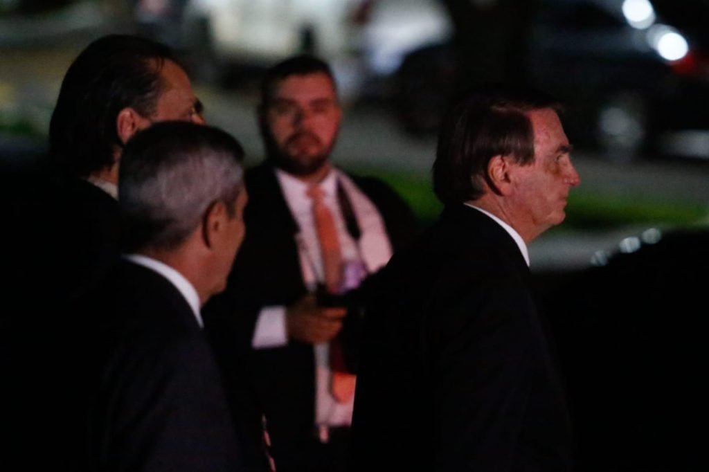 Presidente Jair Bolsonaro deixa o restaurante Dom Francisco acompanhado por Braga Netto, Frederick Wassef e Valdemar Costa Neto