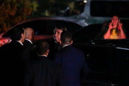 Presidente Jair Bolsonaro deixa o restaurante Dom Francisco acompanhado por Braga Netto, Frederick Wassef e Valdemar Costa Neto