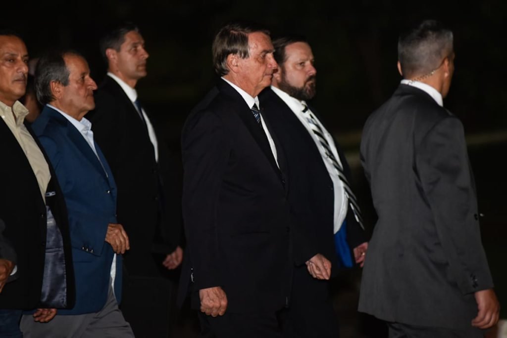Presidente Jair Bolsonaro deixa o restaurante Dom Francisco acompanhado por Braga Netto, Frederick Wassef e Valdemar Costa Neto