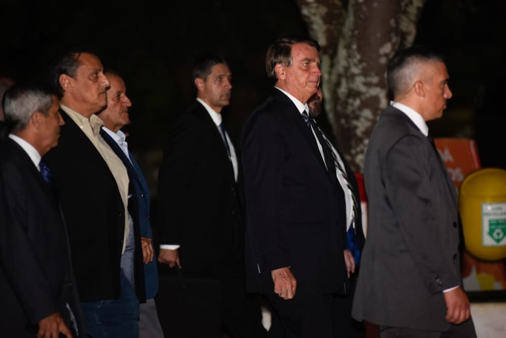 Presidente Jair Bolsonaro deixa o restaurante Dom Francisco acompanhado por Braga Netto, Frederick Wassef e Valdemar Costa Neto