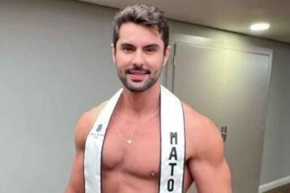 Foto colorida de Wadih Vilela. Ele é um homem de pele clara, está sem camisa, com uma faixa de concurso de beleza. Tem cabelo e barba em fios pretos - Metrópoles