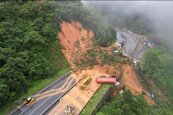 Imagem colorida mostra deslizamento de terra em rodovia do Paraná, com trabalho da Defesa Civil - metropoles