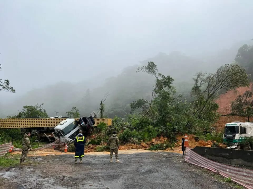 Cenário em rodovia após deslizamento de terra na cidade de Guaratuba, Paraná. O acidente de grandes proporções deixou um imenso rastro de lama em encosta com caminhões e carros derrapados em meio à chuva - Metrópoles