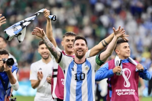 Assista à torcida da Argentina cantando em jogo da Copa