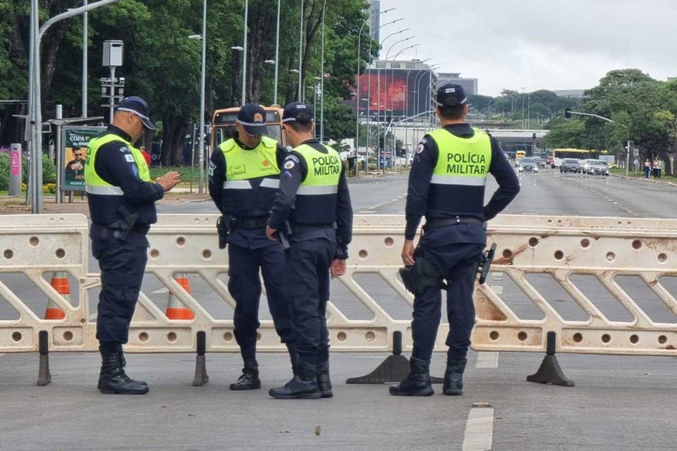 Policiais militares uniformizados em frente a barreira de bloqueio na pista da Esplanada dos Ministérios - Metrópoles