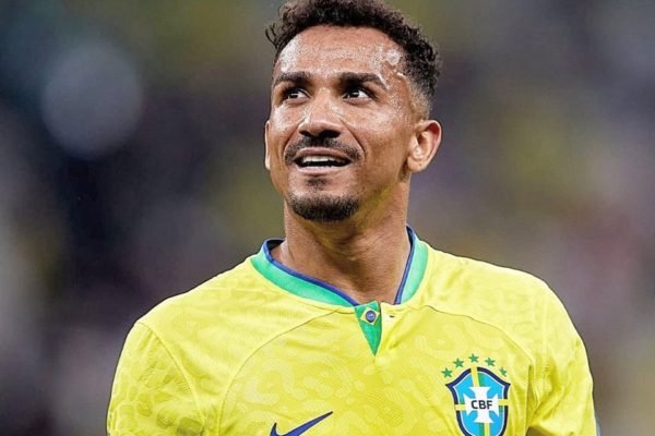 Danilo, da Seleção Brasileira, se recupera de uma lesão no tornozelo, sofrida na estreia da Copa do Mundo - Metrópoles