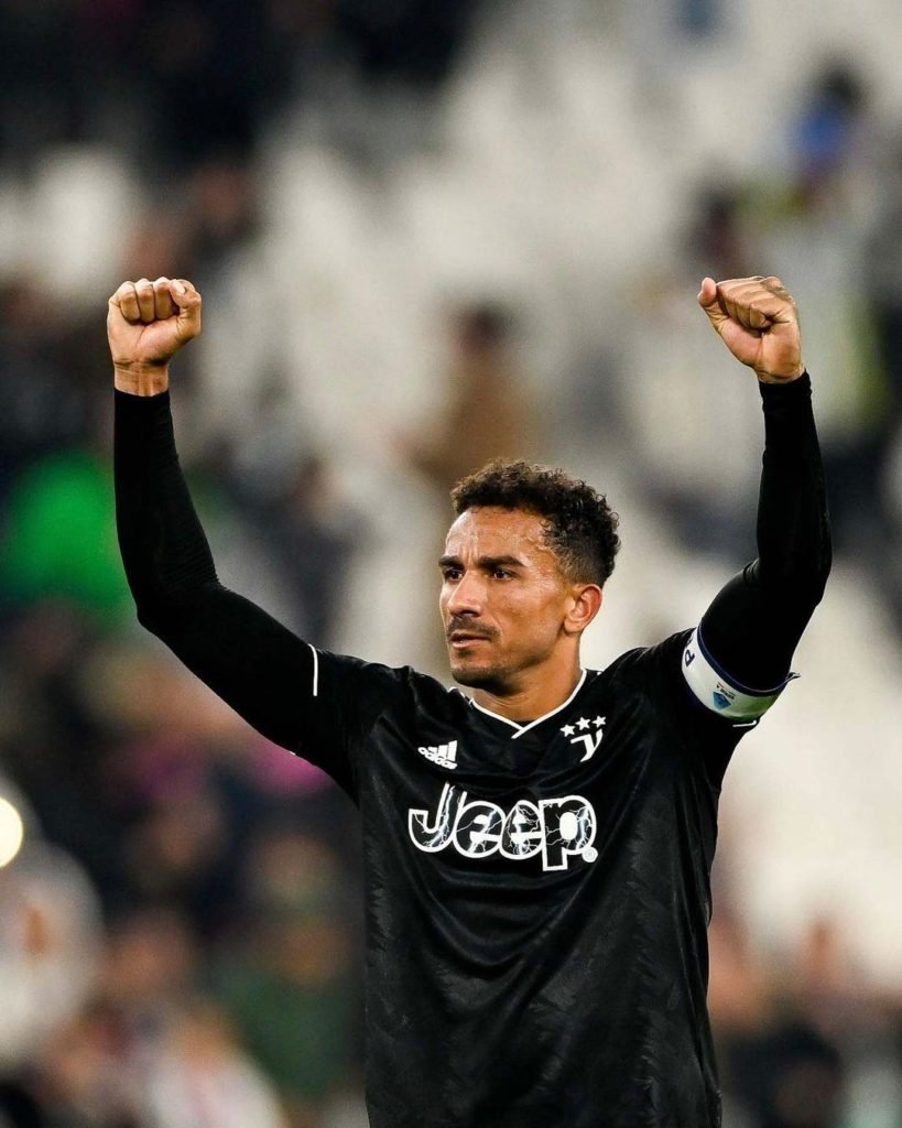 Danilo, da Seleção Brasileira, se recupera de uma lesão no tornozelo, sofrida na estreia da Copa do Mundo - Metrópoles