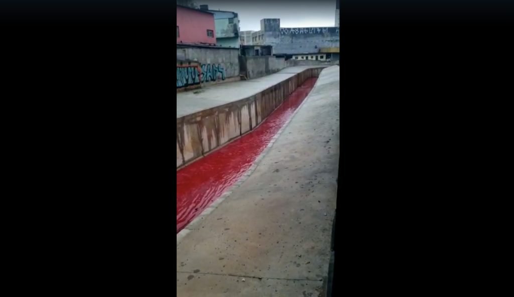 A Companhia Ambiental do Estado de São Paulo (Cetesb) está investigando de onde partiu o produto vermelho