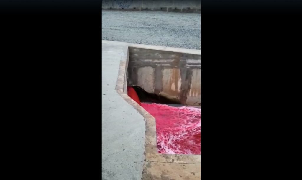 A água do Córrego do Lima, em São Bernardo do Campo, na região metropolitana de São Paulo, ficou totalmente vermelha