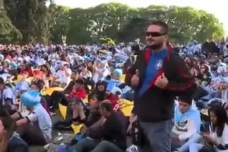 Ralph Eric, o Torcedor Infiltrado, virou meme e ganhou fama ao comemorar os gols da Arábia Saudita contra a Argentina na Fan Fest de Buenos Aires - Metrópoles