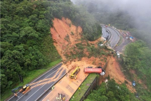 Cenário em rodovia após deslizamento de terra na cidade de Guaratuba, Paraná. O acidente de grandes proporções deixou um imenso rastro de lama em encosta com caminhões e carros derrapados em meio à chuva - Metrópoles