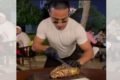 Seleção visita churrascaria do chef Salt Bae, conhecido por cozinhar carnes de maneiras exóticas. Na imagem, ele corta um pedaço de carne folheada a ouro - Metrópoles