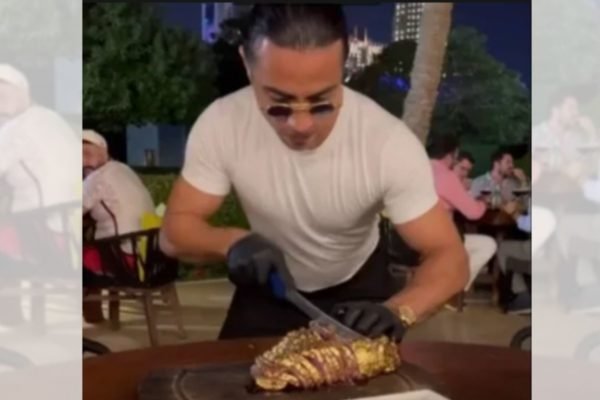 Ronaldo rebate críticas por comer bife folhado a ouro