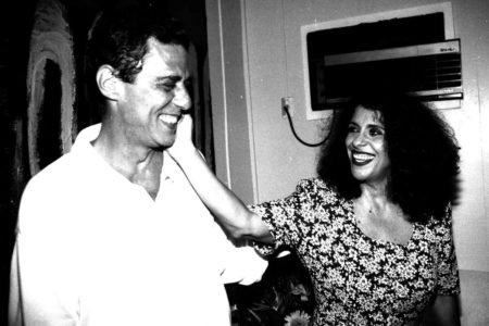 Chico Buarque e Gal Costa em backstage de show antigo, em imagem preta e branca. Ambos sorriem e se abraçam - Metrópoles