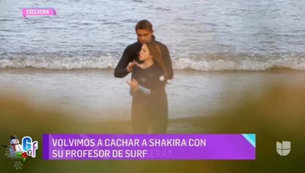 Programa televisivo espanhol mostra Shakira sentada em prancha de surfe no mar com seu professor ao lado - Metrópoles