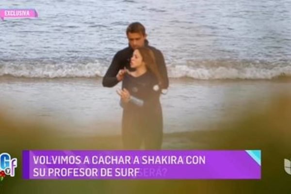 Programa televisivo espanhol mostra Shakira sentada em prancha de surfe no mar com seu professor ao lado - Metrópoles