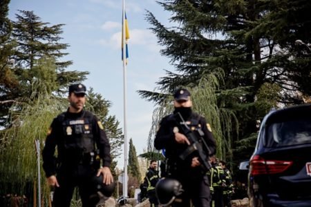 policia fecha rua de embaixada da ucrania em madri - metropoles