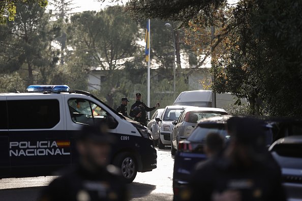policia fecha rua em frente a embaixada da ucrania em madri - metropoles