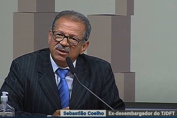 Desembargador Sebastião Coelho fala durante sessão em comissão no Senado, diante de microfone. Ele chamou Alexandre de Moraes de "antidemocrático" - Metrópoles