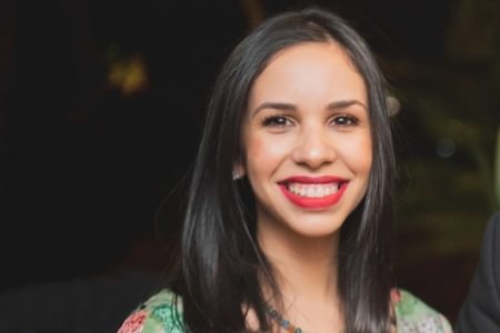 Bethânia Nunes sorrindo para a foto