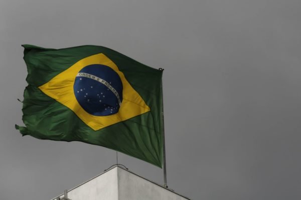 Bandeira do brasil e ao fundo céu nublado e temperatura em elevação na Capital paulista sao paulo - Metrópoles