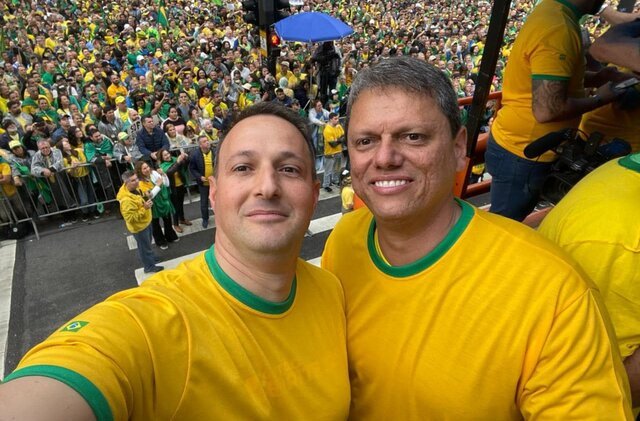 O deputado capitão Derrite e Tarcísio, governador eleito de São Paulo, tiram selfie em manifestação - Metrópoles