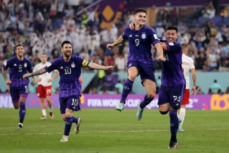 Jogadores argentinos comemoram gol contra a Polônia